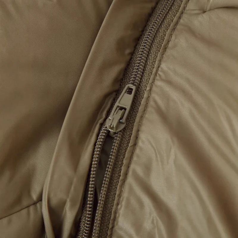 Damen Kurz geschnittene Steppjacke mit Kapuze hohem Stehkragen und aufgesetzten Klappentaschen Nord Taschen