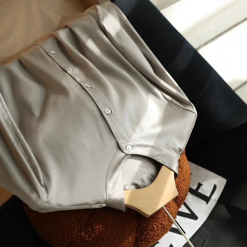 Damen Elegante satinierte Bluse mit knöpfbarem Ausschnitt Nord Taschen