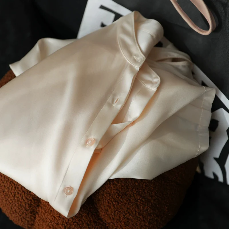 Damen Elegante satinierte Bluse mit knöpfbarem Ausschnitt Nord Taschen