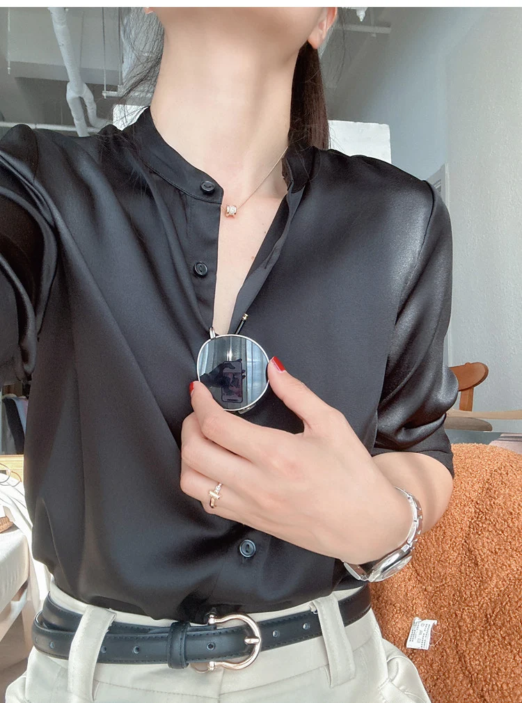 Damen Elegante satinierte Bluse mit knöpfbarem Ausschnitt Nord Taschen