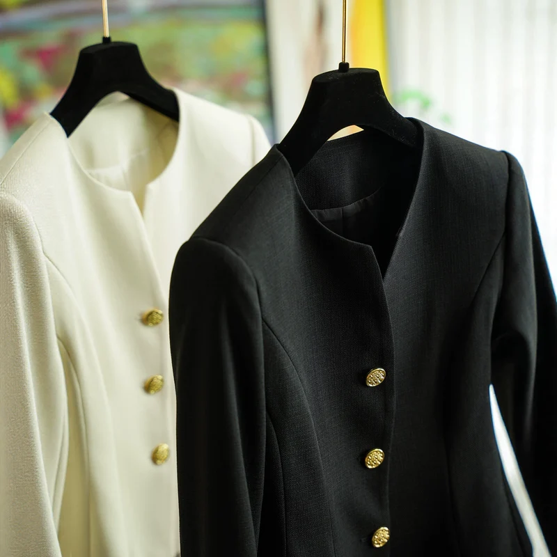 Damen Elegant geschnittener Blazer mit Schmuckknöpfen Nord Taschen