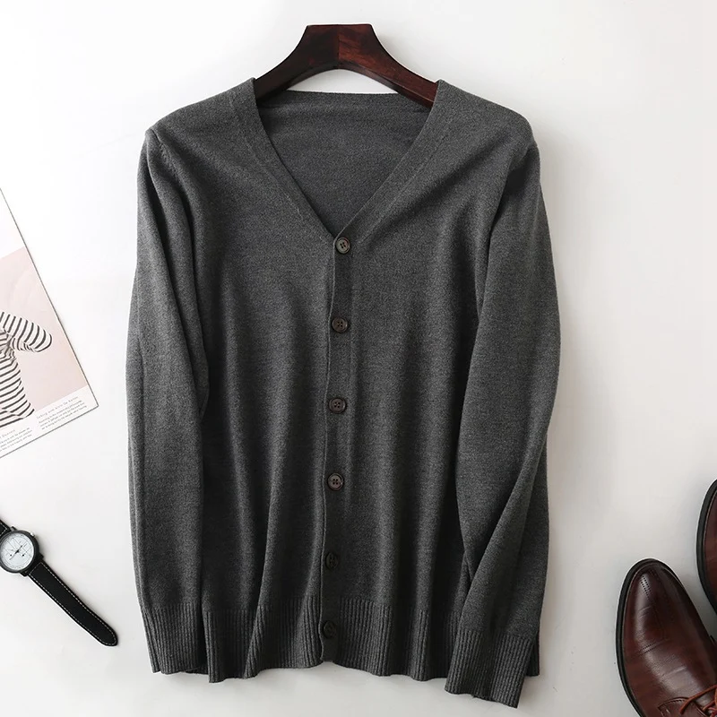 Herren Feiner V‑Ausschnitt-Cardigan aus leichtem Feinstrick mit geripptem Saum Nord Taschen