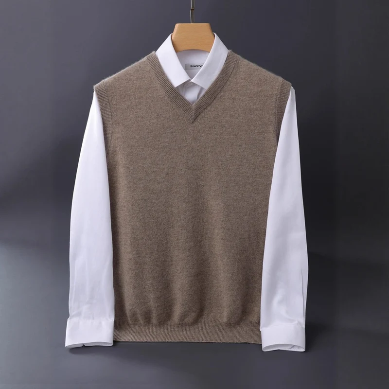 Herren Feine V‑Ausschnitt Strickweste aus Merino‑Blend mit geripptem Saum Nord Taschen