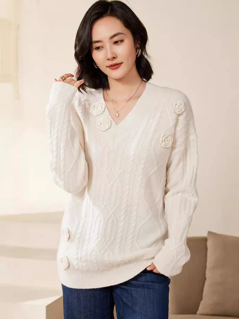 Damen Zopfmuster-V-Pullover mit dreidimensionalen Blumenapplikationen aus weichem Wollmix Nord Taschen