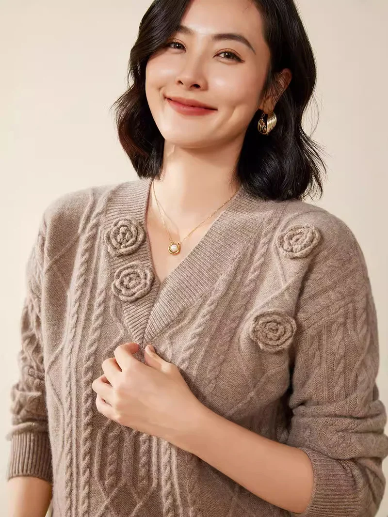 Damen Zopfmuster-V-Pullover mit dreidimensionalen Blumenapplikationen aus weichem Wollmix Nord Taschen