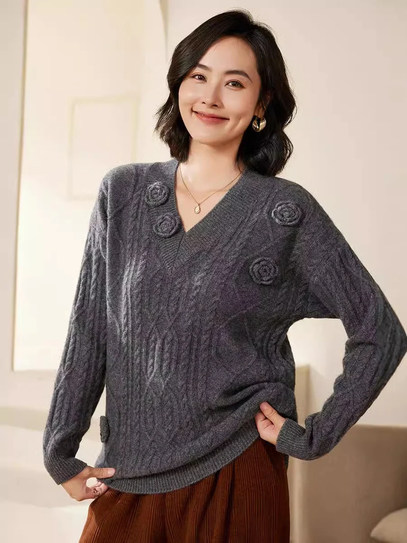 Damen Zopfmuster-V-Pullover mit dreidimensionalen Blumenapplikationen aus weichem Wollmix Nord Taschen
