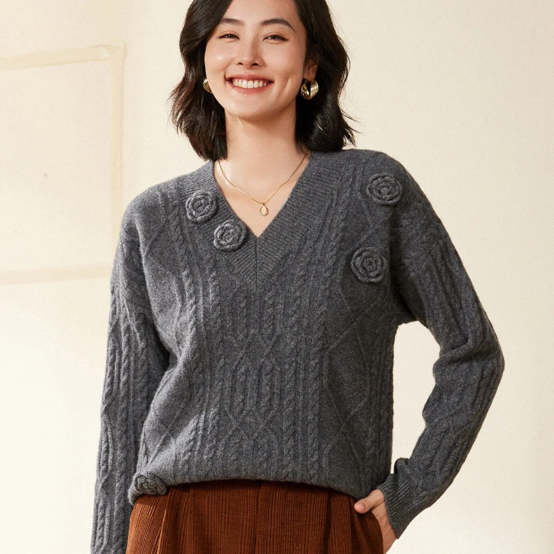 Damen Zopfmuster-V-Pullover mit dreidimensionalen Blumenapplikationen aus weichem Wollmix Nord Taschen