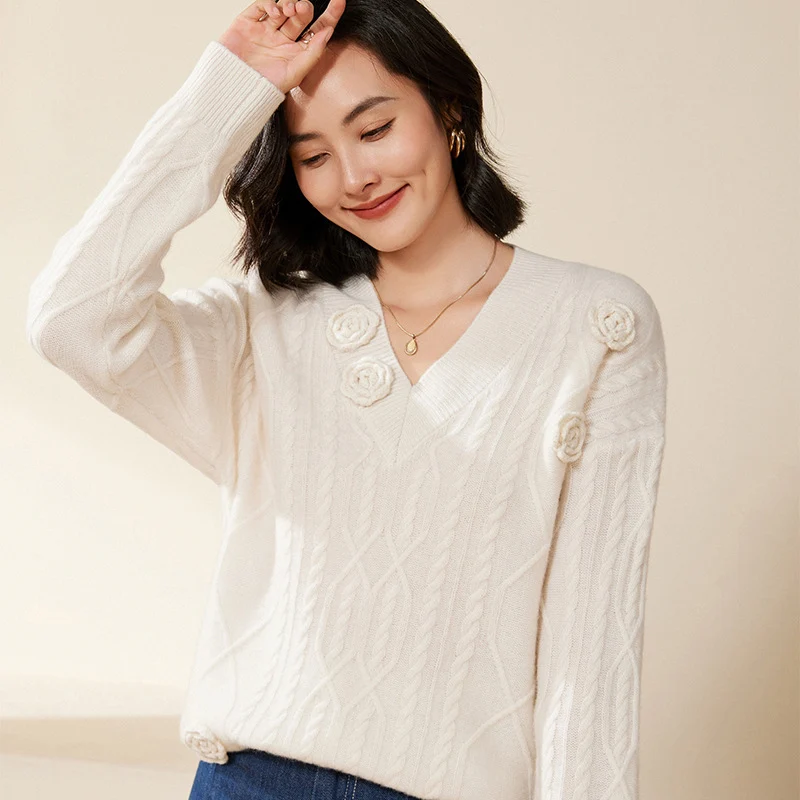 Damen Zopfmuster-V-Pullover mit dreidimensionalen Blumenapplikationen aus weichem Wollmix Nord Taschen