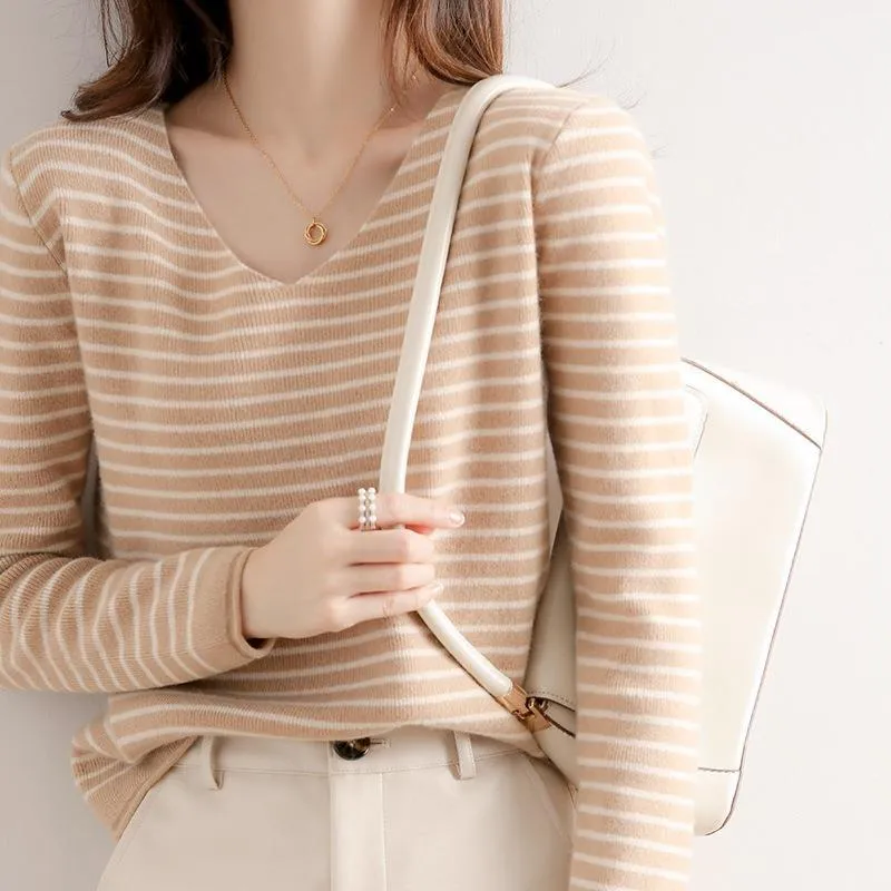 Damen Zarter Streifen-V‑Ausschnittpullover aus feinem Rippstrick mit weichem Fall Nord Taschen
