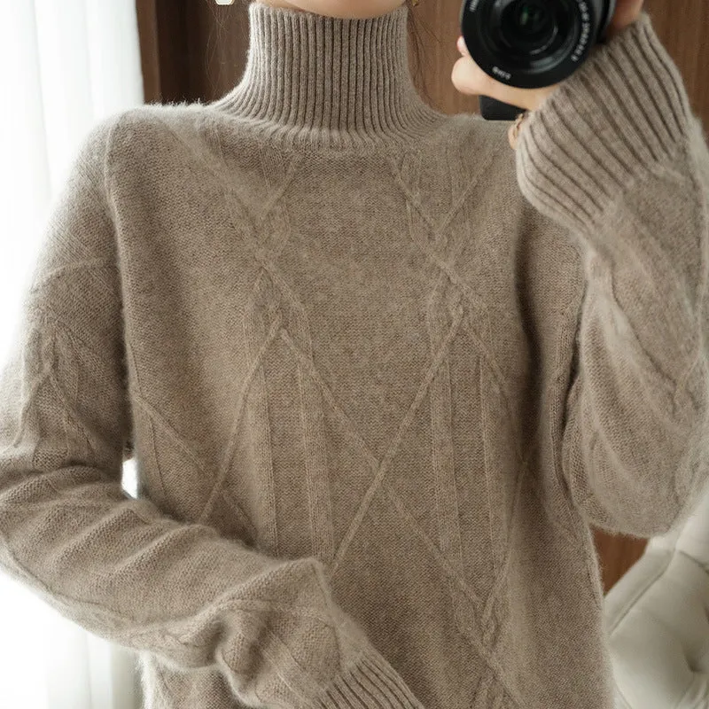 Damen Weicher Mohair‑Look Pullover mit hohem Rippkragen, Zopfmotiv und kastiger Oversize‑Passform Nord Taschen