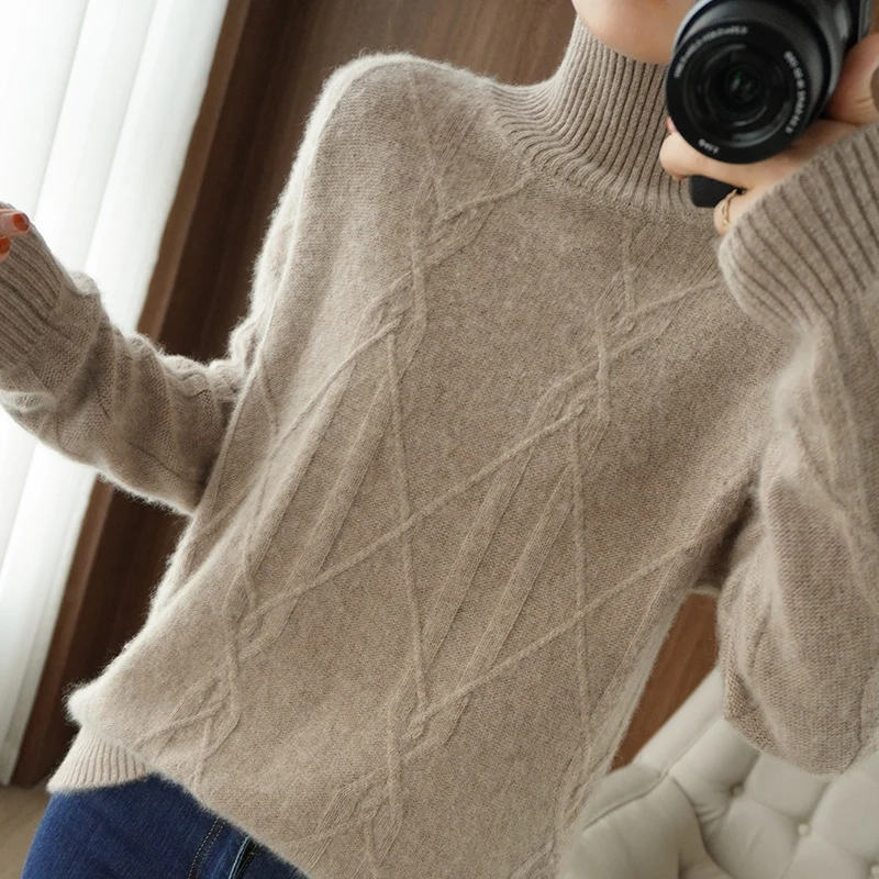 Damen Weicher Mohair‑Look Pullover mit hohem Rippkragen, Zopfmotiv und kastiger Oversize‑Passform Nord Taschen