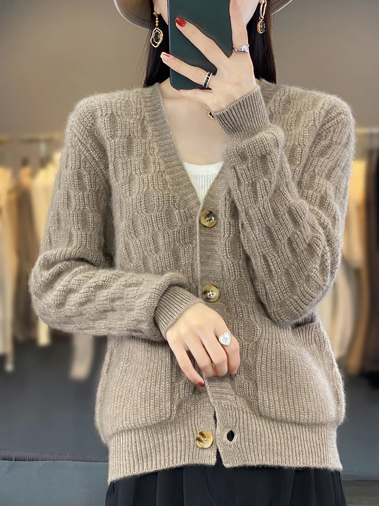 Damen Weicher Angora‑Look Zopfmuster-Cardigan mit V‑Ausschnitt und aufgesetzten Taschen Nord Taschen