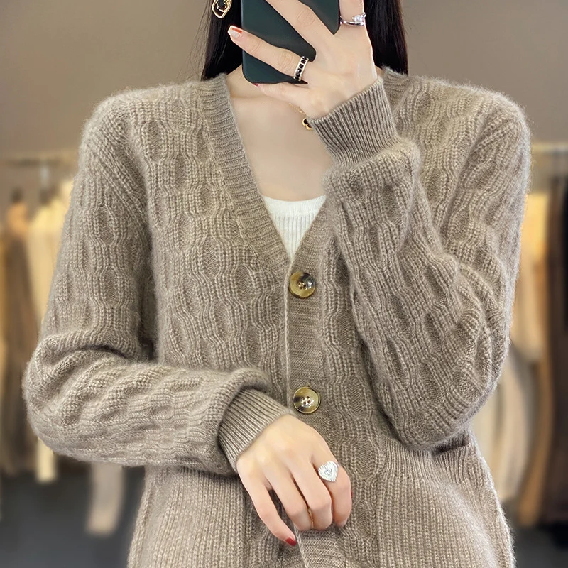 Damen Weicher Angora‑Look Zopfmuster-Cardigan mit V‑Ausschnitt und aufgesetzten Taschen Nord Taschen