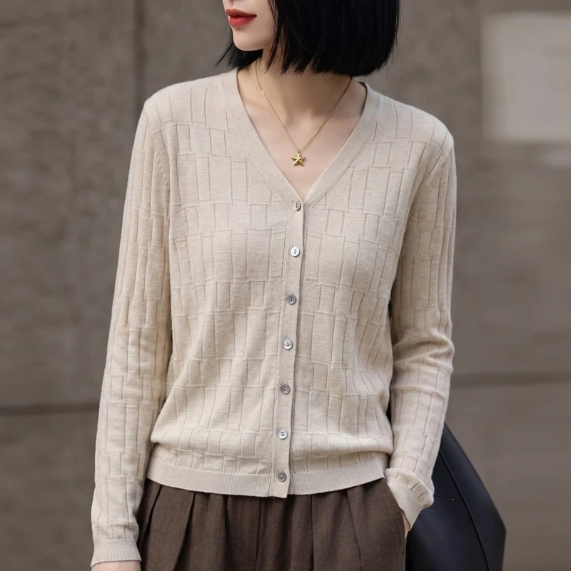 Damen V‑Ausschnitt-Feinstrickcardigan mit strukturierter Blockoptik und durchgehender Knopfleiste Nord Taschen