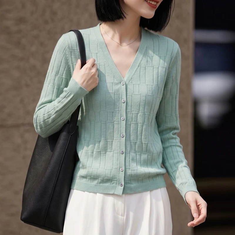 Damen V‑Ausschnitt-Feinstrickcardigan mit strukturierter Blockoptik und durchgehender Knopfleiste Nord Taschen