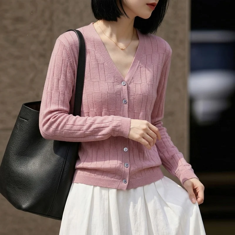 Damen V‑Ausschnitt-Feinstrickcardigan mit strukturierter Blockoptik und durchgehender Knopfleiste Nord Taschen