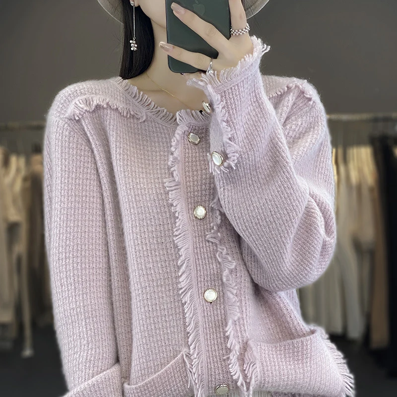 Damen Strickcardigan mit Fransenblende, Perlmuttknopfleiste und aufgesetzten Taschen Nord Taschen