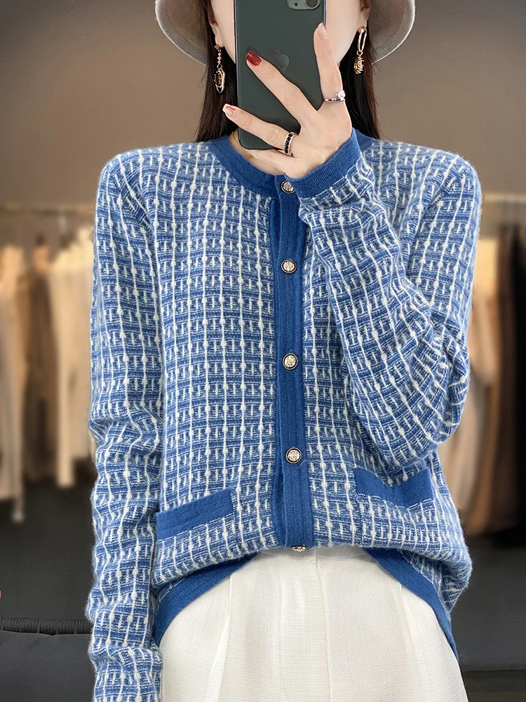 Damen Strickcardigan im Bouclé‑Gittermuster mit Rundhals, Schmuckknopfleiste und aufgesetzten Taschen Nord Taschen