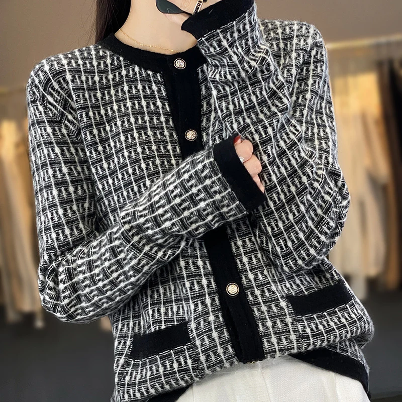 Damen Strickcardigan im Bouclé‑Gittermuster mit Rundhals, Schmuckknopfleiste und aufgesetzten Taschen Nord Taschen