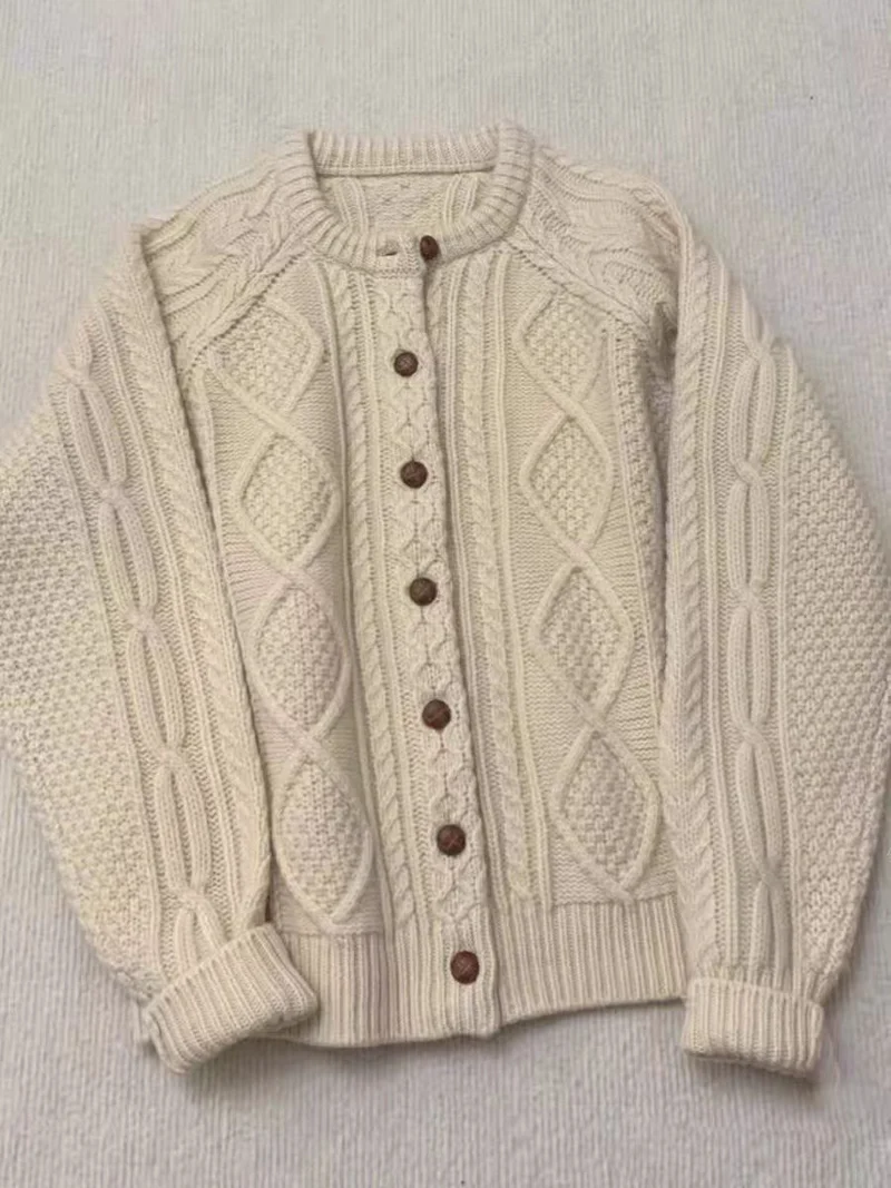 Damen Strick-Cardigan im Aran‑Stil mit Zopf‑ und Perlmuster sowie Holzknopfleiste Nord Taschen