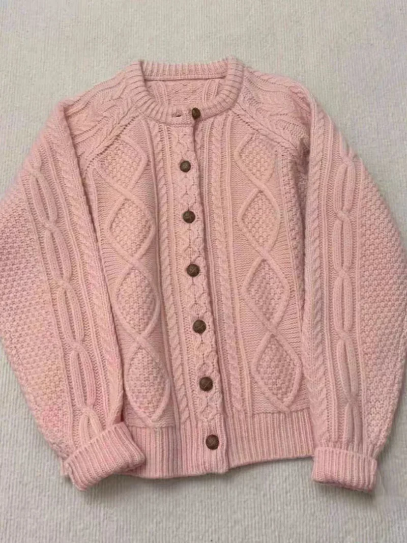 Damen Strick-Cardigan im Aran‑Stil mit Zopf‑ und Perlmuster sowie Holzknopfleiste Nord Taschen