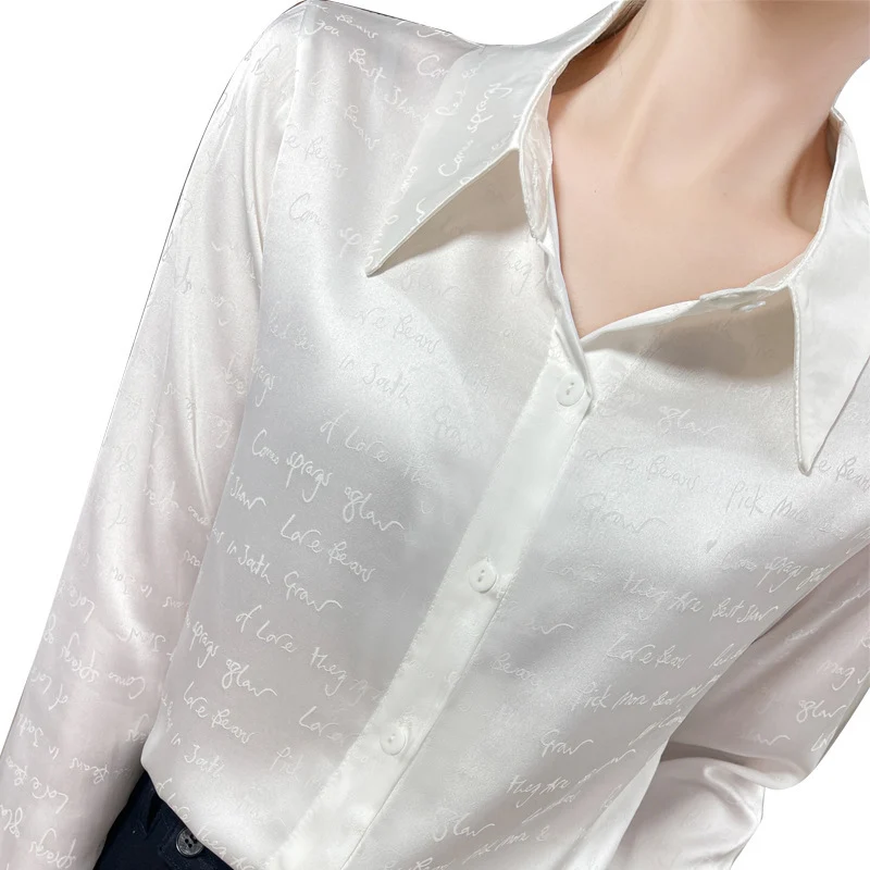 Damen Satinbluse mit zarter Jacquard‑Schrift, spitzem Hemdkragen und durchgehendem Knopfverschluss Nord Taschen