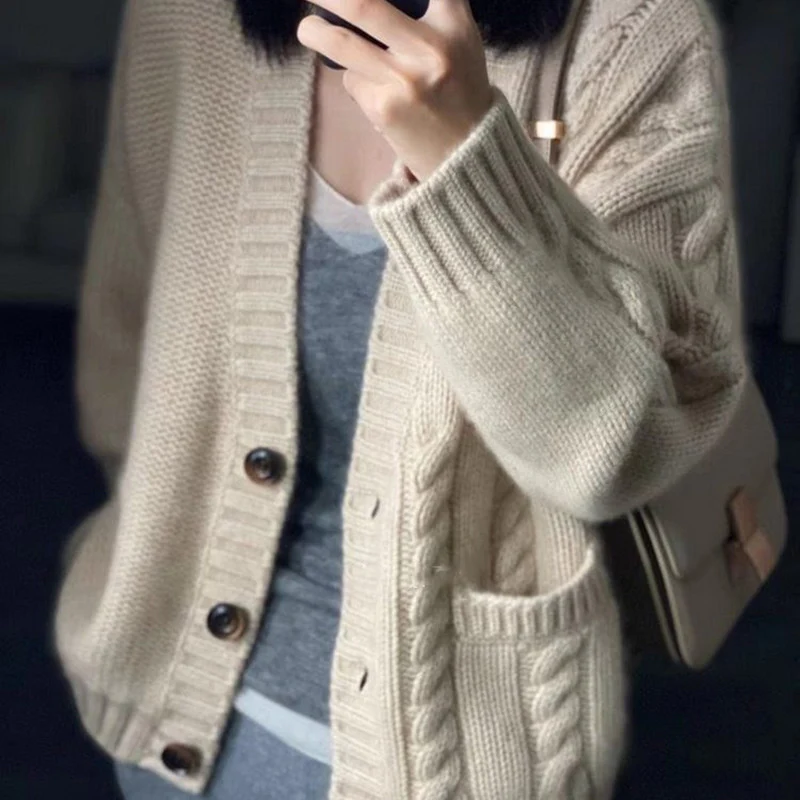 Damen Oversized Strickcardigan mit Zopfdetail, Eingrifftaschen und Knopfleiste Nord Taschen