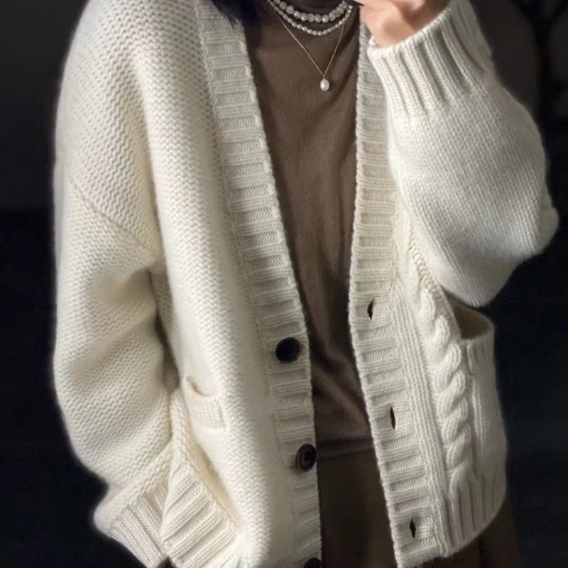 Damen Oversized Strickcardigan mit Zopfdetail, Eingrifftaschen und Knopfleiste Nord Taschen