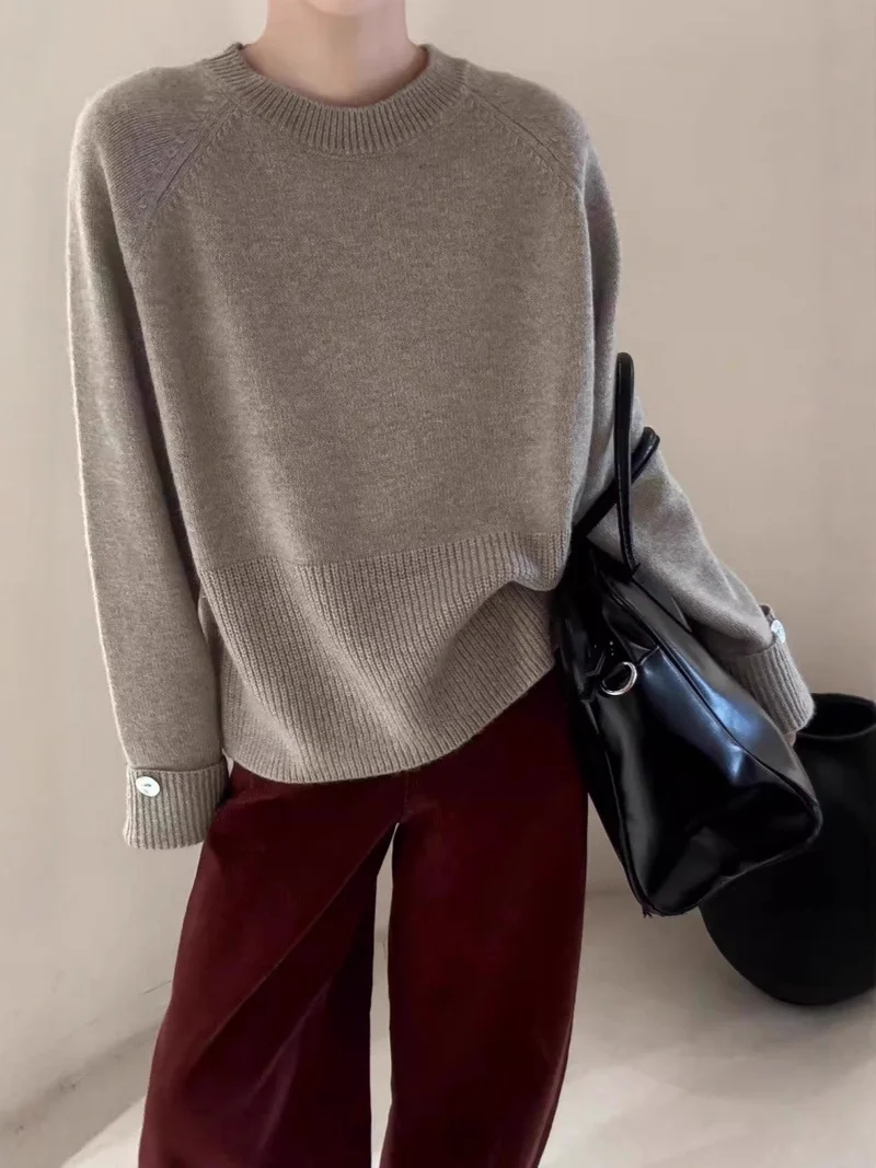 Damen Oversize-Rundhalspullover mit verlängerten Manschetten und Zierknopf Nord Taschen