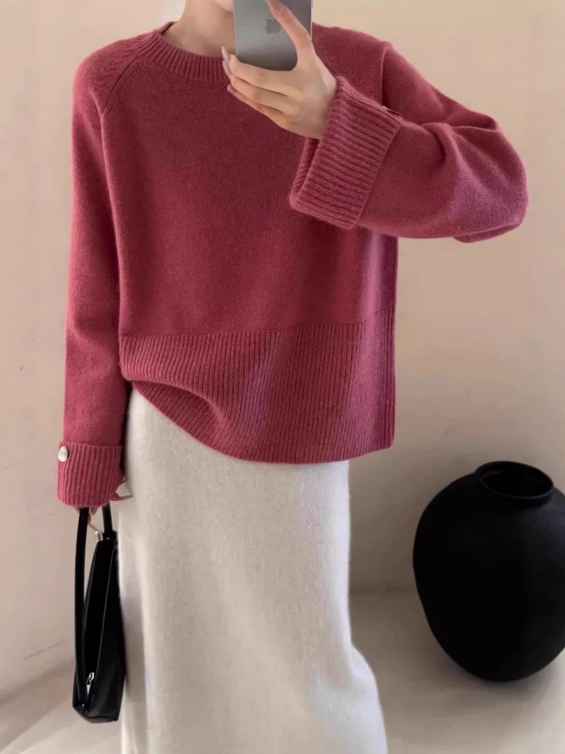 Damen Oversize-Rundhalspullover mit verlängerten Manschetten und Zierknopf Nord Taschen