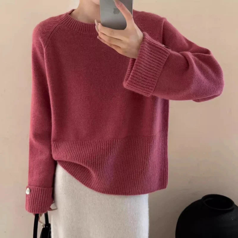 Damen Oversize-Rundhalspullover mit verlängerten Manschetten und Zierknopf Nord Taschen