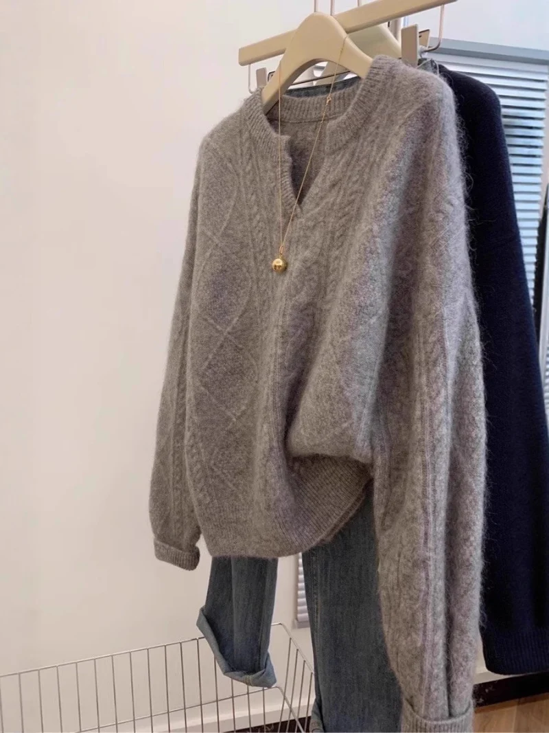 Damen Oversize Mohair-Optik Zopfmusterpullover mit V‑Ausschnitt und überschnittener Schulter Nord Taschen
