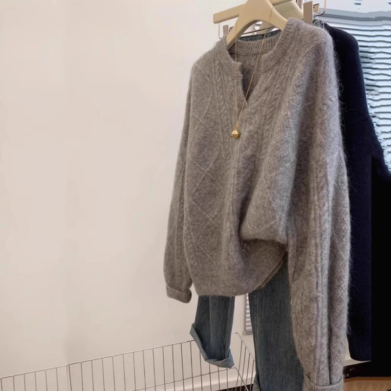 Damen Oversize Mohair-Optik Zopfmusterpullover mit V‑Ausschnitt und überschnittener Schulter Nord Taschen