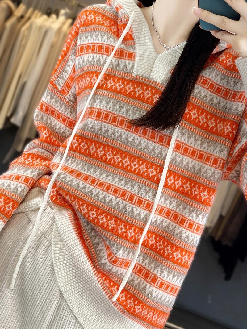 Damen Oversize Jacquard-Strickkapuzenpullover mit V‑Schlitz und gerippten Bündchen Nord Taschen
