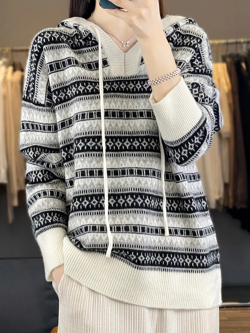 Damen Oversize Jacquard-Strickkapuzenpullover mit V‑Schlitz und gerippten Bündchen Nord Taschen