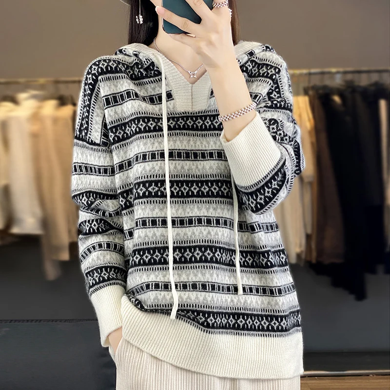 Damen Oversize Jacquard-Strickkapuzenpullover mit V‑Schlitz und gerippten Bündchen Nord Taschen