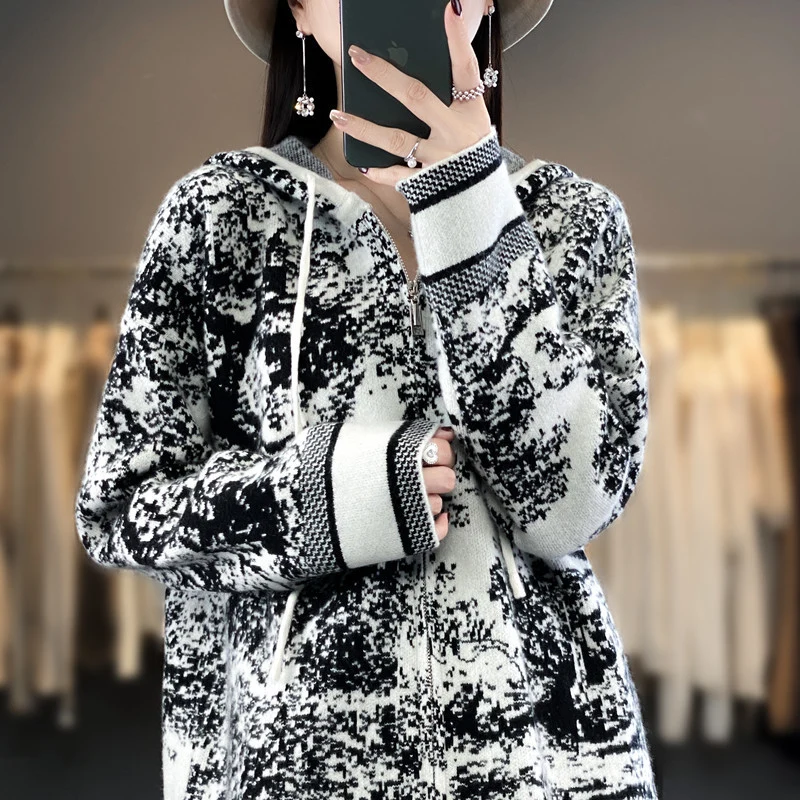 Damen Oversize Jacquard-Strickjacke mit Kapuze und Reißverschluss Nord Taschen