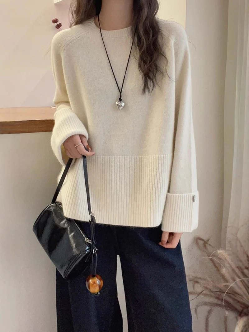 Damen Oversize‑Feinstrickpullover mit breitem Rippbund, extraweiten Ärmelabschlüssen und Zierknopf Nord Taschen