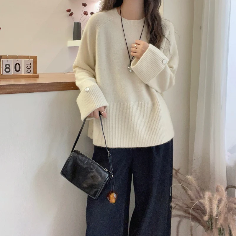 Damen Oversize‑Feinstrickpullover mit breitem Rippbund, extraweiten Ärmelabschlüssen und Zierknopf Nord Taschen