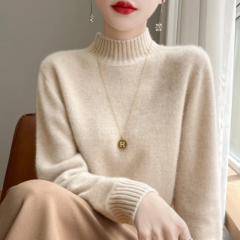 Damen Luxusweicher Midweight-Mockneckpullover aus Angora‑Optik mit feiner Rippe und entspannter Silhouette Nord Taschen