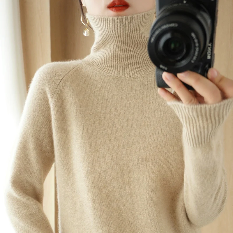 Damen Luxus-Feinstrick-Rollkragenpullover mit Daumenlochbündchen und femininer Schulterpasse Nord Taschen
