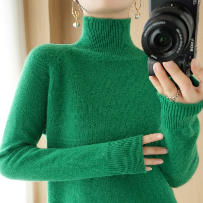 Damen Luxus-Feinstrick-Rollkragenpullover mit Daumenlochbündchen und femininer Schulterpasse Nord Taschen