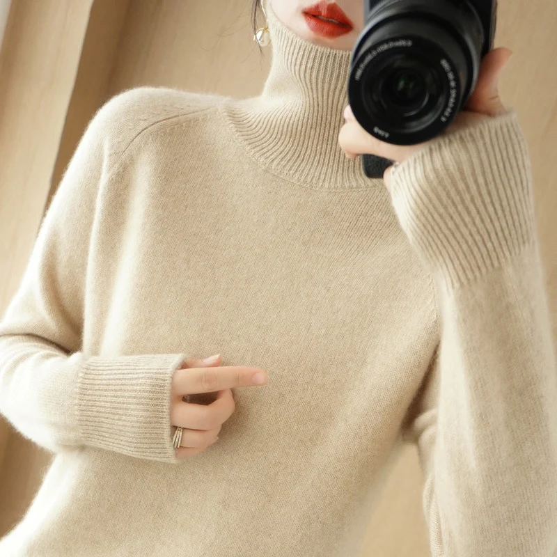 Damen Luxus-Feinstrick-Rollkragenpullover mit Daumenlochbündchen und femininer Schulterpasse Nord Taschen