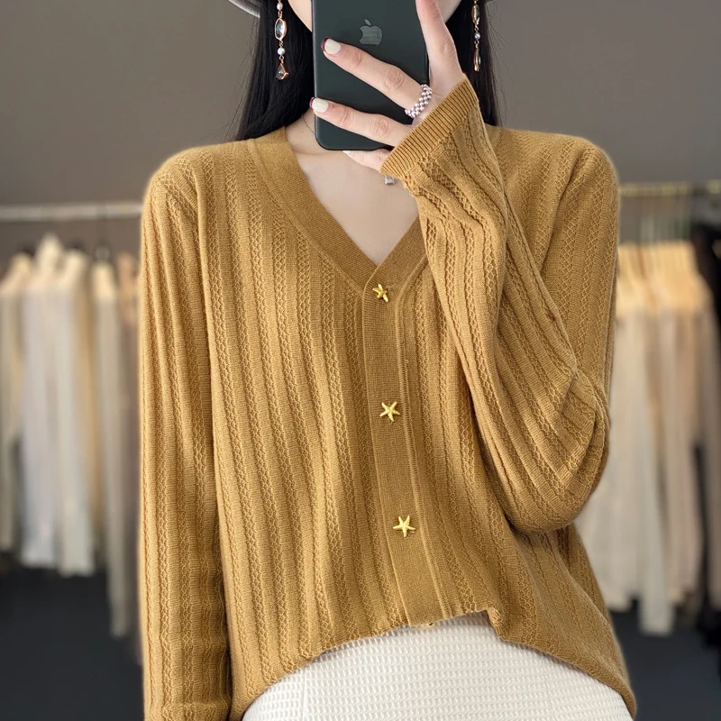 Damen Leichter V‑Ausschnitt-Cardigan mit strukturierter Längsrippe und Sternknöpfen Nord Taschen
