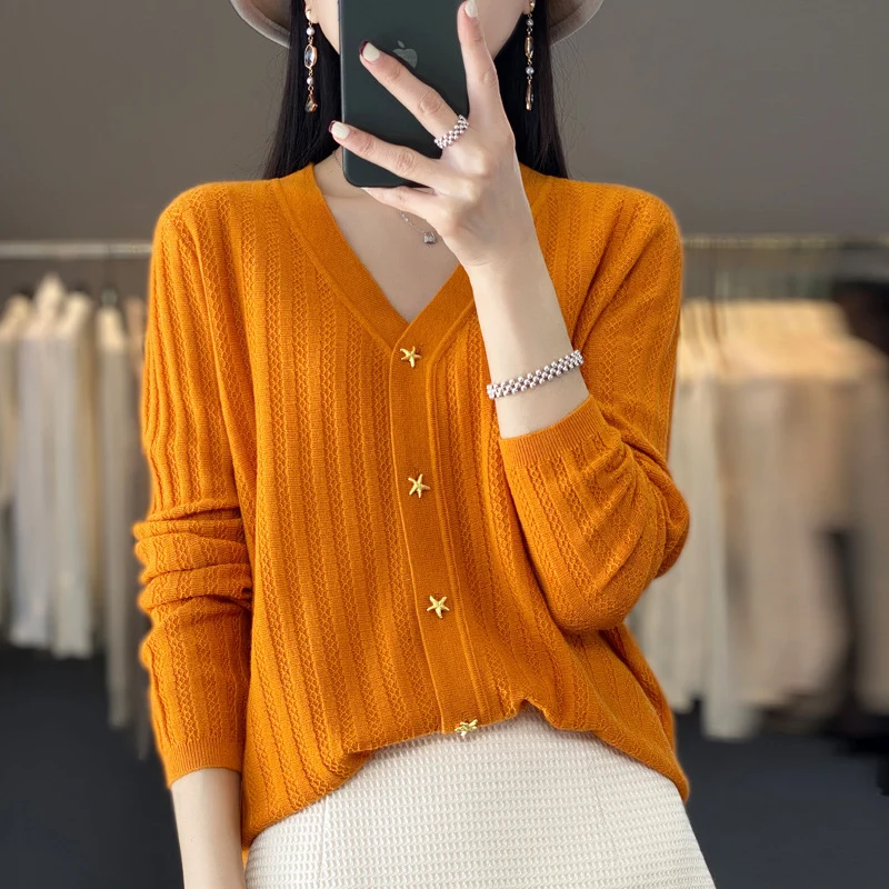 Damen Leichter V‑Ausschnitt-Cardigan mit strukturierter Längsrippe und Sternknöpfen Nord Taschen