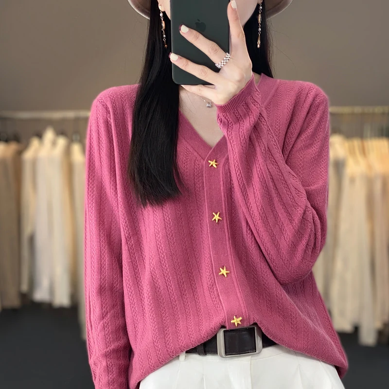 Damen Leichter V‑Ausschnitt-Cardigan mit strukturierter Längsrippe und Sternknöpfen Nord Taschen