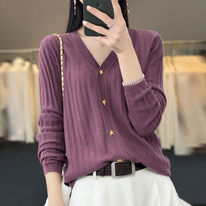 Damen Leichter V‑Ausschnitt-Cardigan mit strukturierter Längsrippe und Sternknöpfen Nord Taschen
