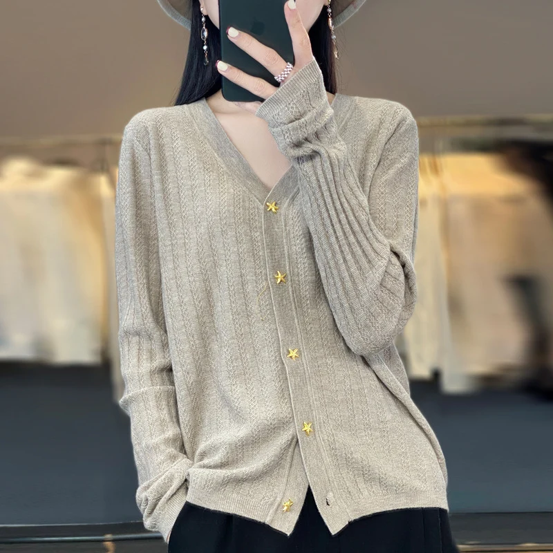 Damen Leichter V‑Ausschnitt-Cardigan mit strukturierter Längsrippe und Sternknöpfen Nord Taschen