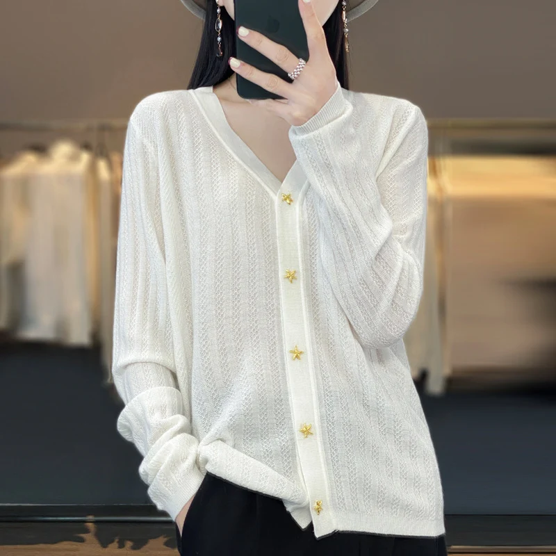 Damen Leichter V‑Ausschnitt-Cardigan mit strukturierter Längsrippe und Sternknöpfen Nord Taschen