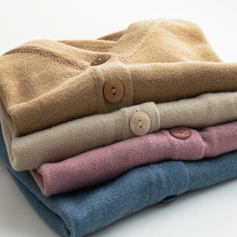 Damen Leichter V‑Ausschnitt-Cardigan mit seitlichem Saumschlitz und geripptem Bund Nord Taschen